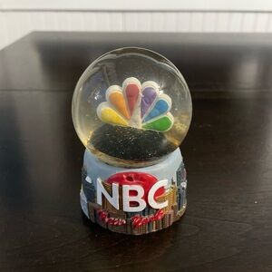 Novelty NBC Studio New York Gold Glitter Snow Globe